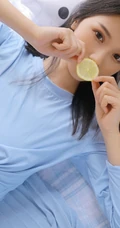 想来片柠檬吗？口含柠檬片的超美蓝衣三角裤女生洗衣房写真
