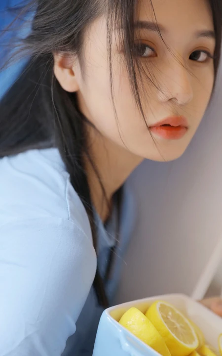 想来片柠檬吗？口含柠檬片的超美蓝衣三角裤女生洗衣房写真