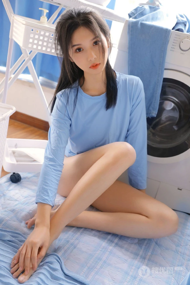 想来片柠檬吗？口含柠檬片的超美蓝衣三角裤女生洗衣房写真