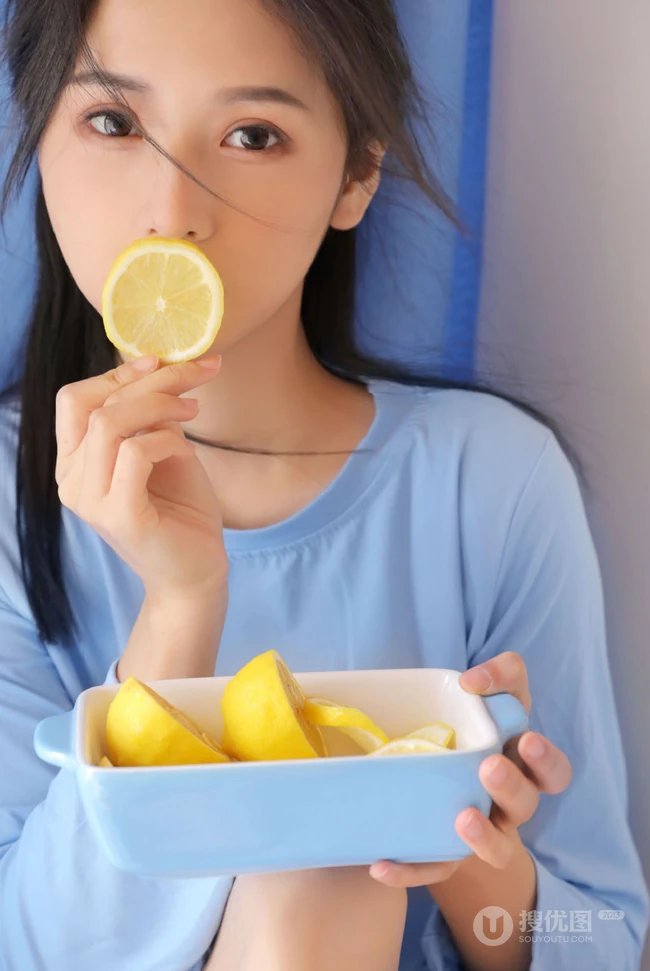想来片柠檬吗？口含柠檬片的超美蓝衣三角裤女生洗衣房写真