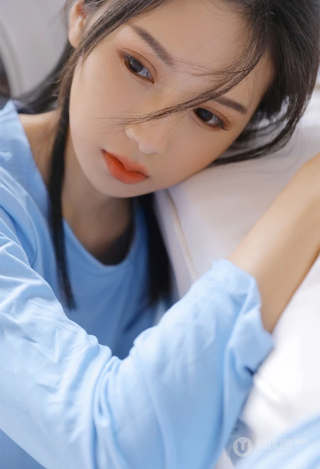 想来片柠檬吗？口含柠檬片的超美蓝衣三角裤女生洗衣房写真