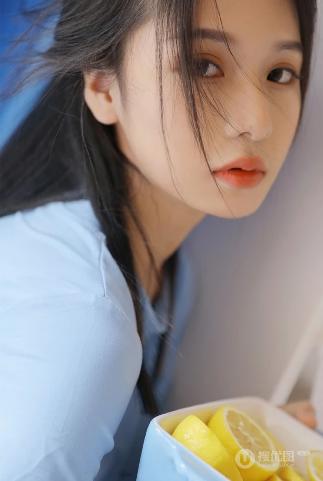 想来片柠檬吗？口含柠檬片的超美蓝衣三角裤女生洗衣房写真