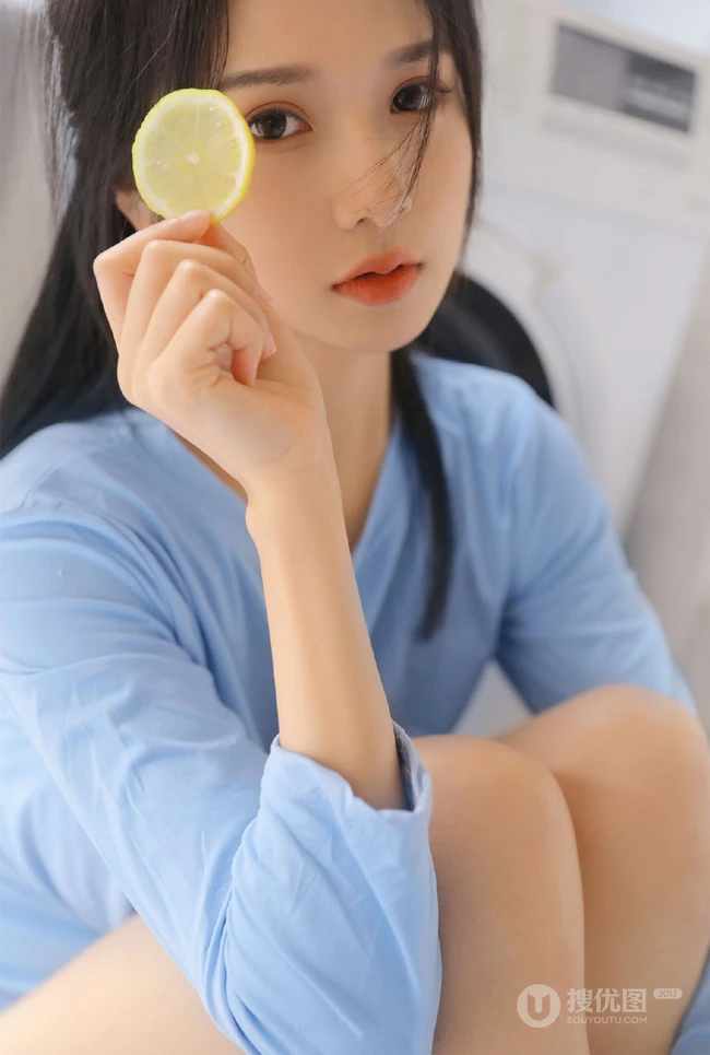 想来片柠檬吗？口含柠檬片的超美蓝衣三角裤女生洗衣房写真