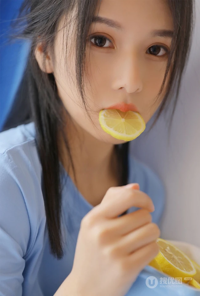 想来片柠檬吗？口含柠檬片的超美蓝衣三角裤女生洗衣房写真