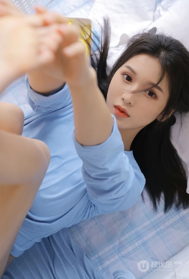 想来片柠檬吗？口含柠檬片的超美蓝衣三角裤女生洗衣房写真