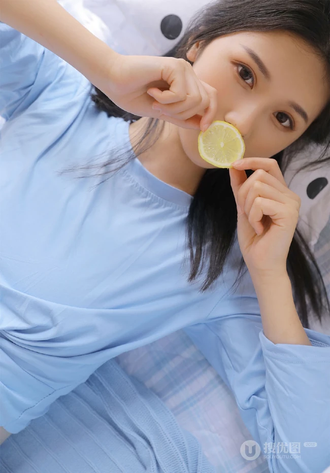 想来片柠檬吗？口含柠檬片的超美蓝衣三角裤女生洗衣房写真
