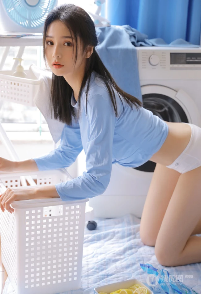 想来片柠檬吗？口含柠檬片的超美蓝衣三角裤女生洗衣房写真