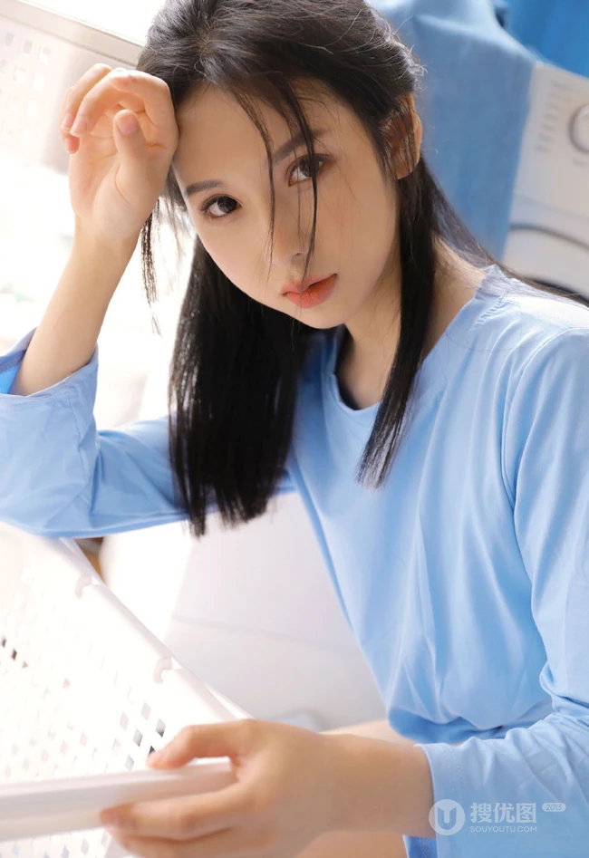 想来片柠檬吗？口含柠檬片的超美蓝衣三角裤女生洗衣房写真