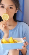 想来片柠檬吗？口含柠檬片的超美蓝衣三角裤女生洗衣房写真