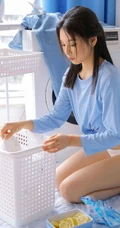 想来片柠檬吗？口含柠檬片的超美蓝衣三角裤女生洗衣房写真