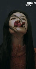 倪妮口衔玫瑰，仰头凝视，个性创意《嘉人》杂志写真大片
