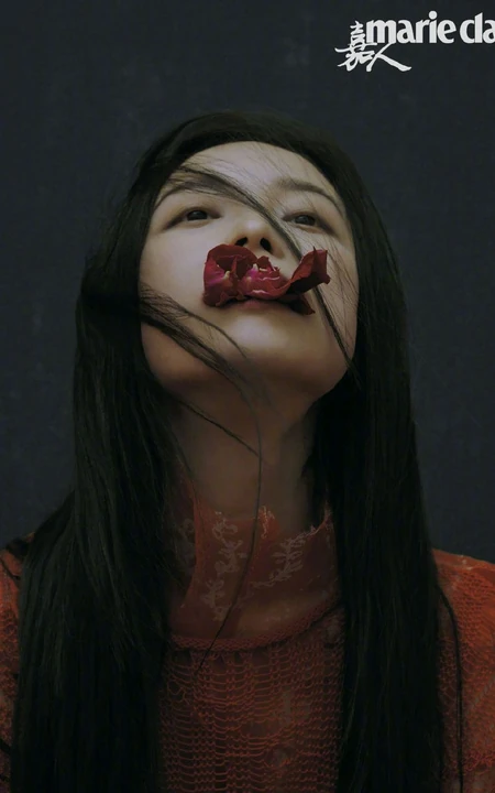 倪妮口衔玫瑰，仰头凝视，个性创意《嘉人》杂志写真大片