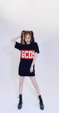 徐紫茵身穿红黑拼接字母T恤玩下衣失踪，大秀线条感和可爱表情动作