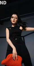 张天爱以自我为轴心，把时间锁定在当下，从容展现着自己杂志写真
