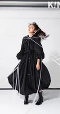 张天爱以自我为轴心，把时间锁定在当下，从容展现着自己杂志写真