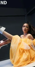 张天爱以自我为轴心，把时间锁定在当下，从容展现着自己杂志写真