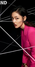 张天爱以自我为轴心，把时间锁定在当下，从容展现着自己杂志写真
