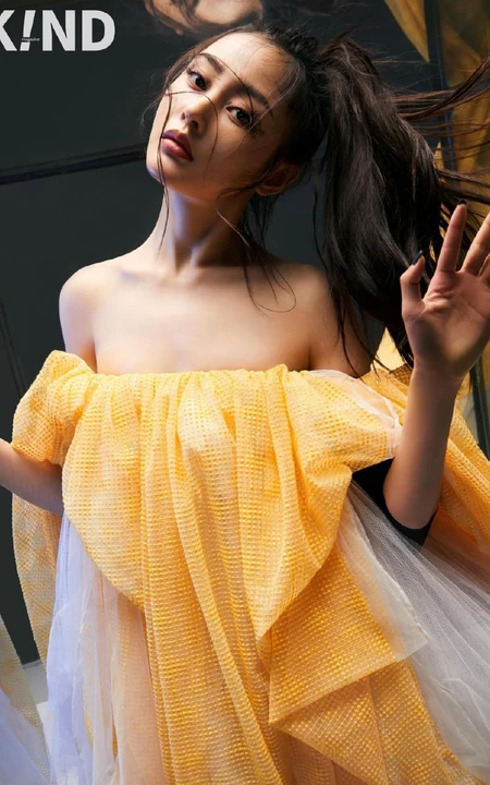 张天爱以自我为轴心，把时间锁定在当下，从容展现着自己杂志写真
