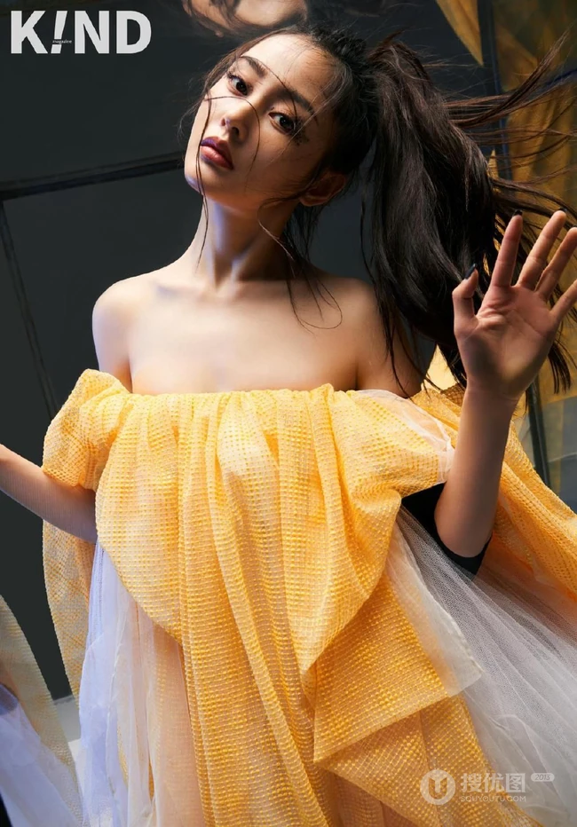 张天爱以自我为轴心，把时间锁定在当下，从容展现着自己杂志写真