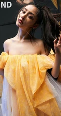 张天爱以自我为轴心，把时间锁定在当下，从容展现着自己杂志写真
