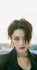 张馨予微博晒黑白写真照，短发发型搭配黑色西服又酷又美