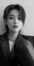 张馨予微博晒黑白写真照，短发发型搭配黑色西服又酷又美