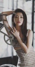 上海女演员田依桐怀旧写真，在黑白电视机前显得妩媚而柔美