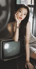 上海女演员田依桐怀旧写真，在黑白电视机前显得妩媚而柔美