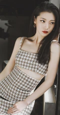上海女演员田依桐怀旧写真，在黑白电视机前显得妩媚而柔美