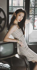 上海女演员田依桐怀旧写真，在黑白电视机前显得妩媚而柔美