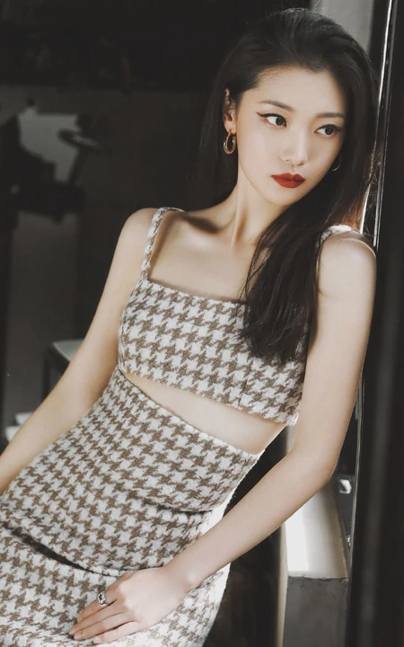 上海女演员田依桐怀旧写真，在黑白电视机前显得妩媚而柔美
