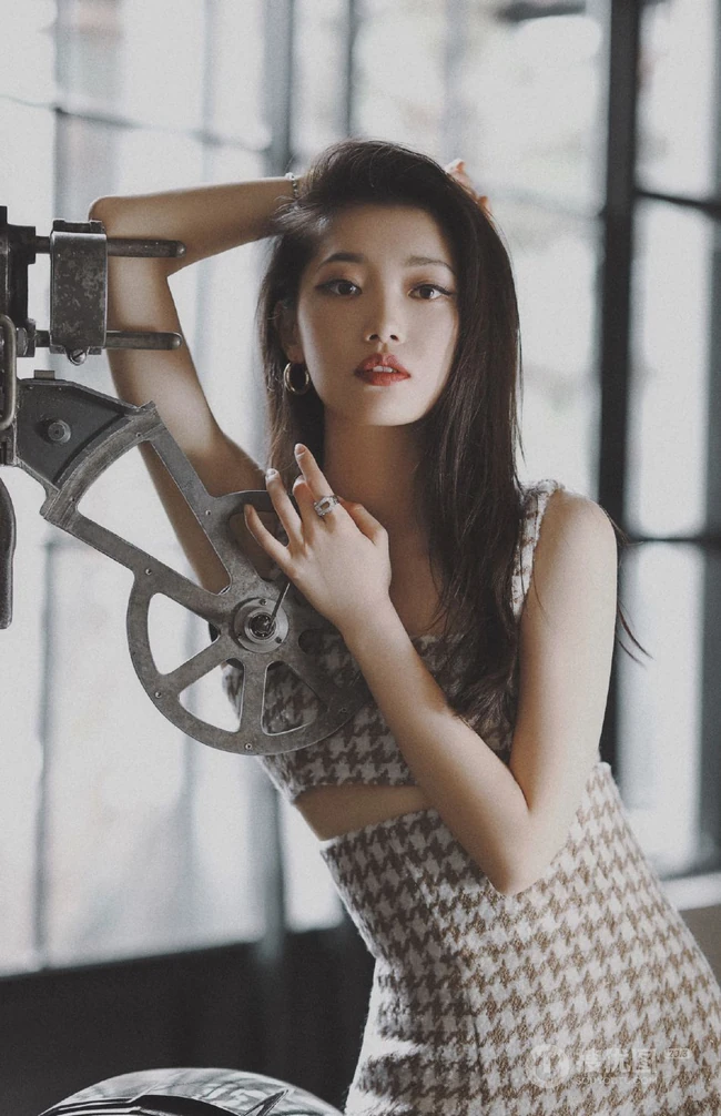 上海女演员田依桐怀旧写真，在黑白电视机前显得妩媚而柔美