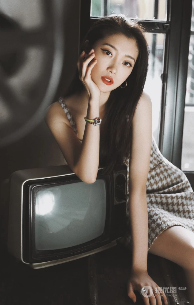 上海女演员田依桐怀旧写真，在黑白电视机前显得妩媚而柔美