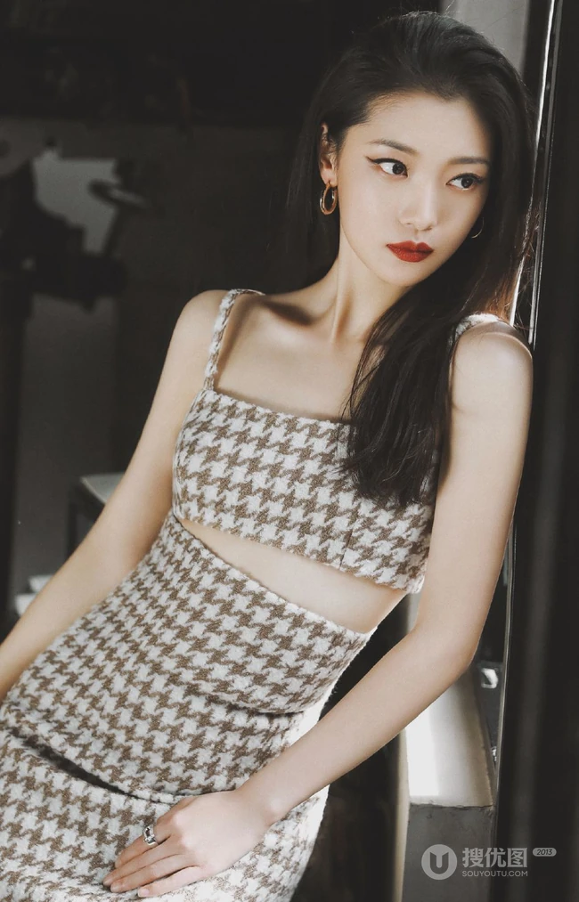 上海女演员田依桐怀旧写真，在黑白电视机前显得妩媚而柔美