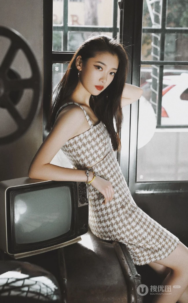 上海女演员田依桐怀旧写真，在黑白电视机前显得妩媚而柔美