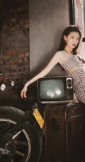 上海女演员田依桐怀旧写真，在黑白电视机前显得妩媚而柔美