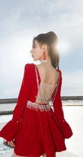 红裙女孩张予曦海边写真美照，灿如骄阳的张予曦，一展飒然夺目风姿