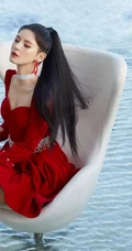 红裙女孩张予曦海边写真美照，灿如骄阳的张予曦，一展飒然夺目风姿