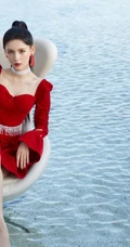 红裙女孩张予曦海边写真美照，灿如骄阳的张予曦，一展飒然夺目风姿