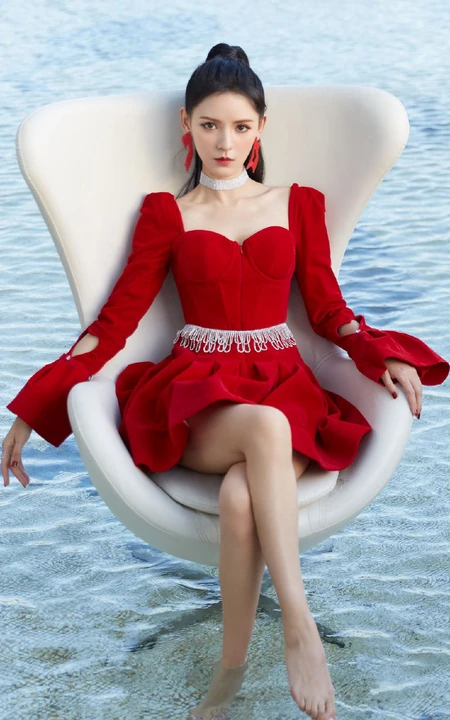 红裙女孩张予曦海边写真美照，灿如骄阳的张予曦，一展飒然夺目风姿