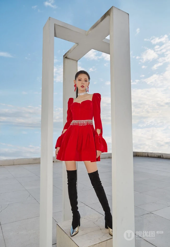 红裙女孩张予曦海边写真美照，灿如骄阳的张予曦，一展飒然夺目风姿