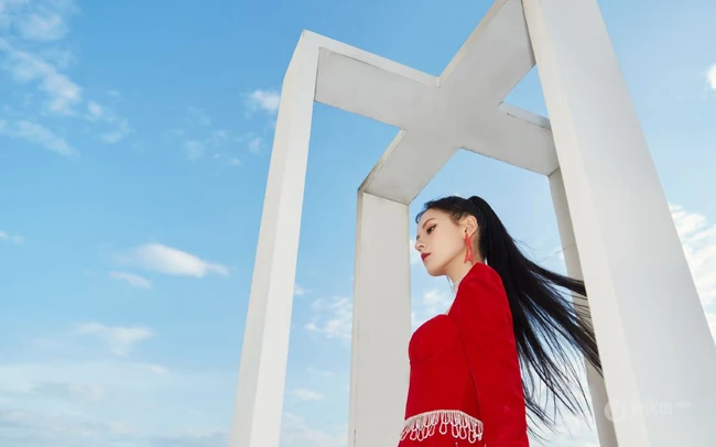 红裙女孩张予曦海边写真美照，灿如骄阳的张予曦，一展飒然夺目风姿