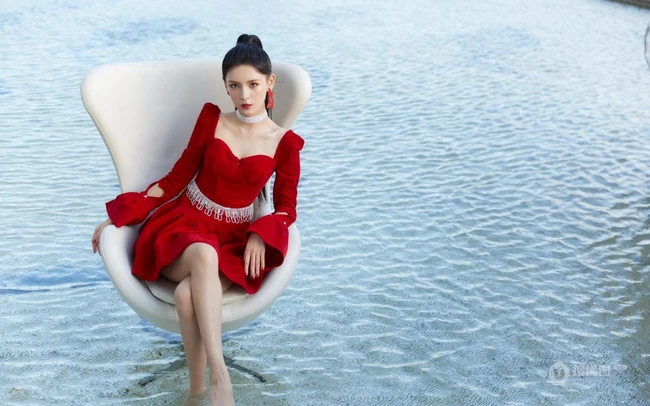 红裙女孩张予曦海边写真美照，灿如骄阳的张予曦，一展飒然夺目风姿