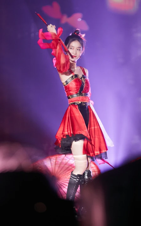 张雪迎古风侠女造型绝美唱跳舞台照，抬眼一笑，娉娉袅袅超动人