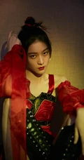 邂逅红衣小侠女，张雪迎执一红扇的古装扮相超美写真照片