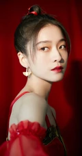 邂逅红衣小侠女，张雪迎执一红扇的古装扮相超美写真照片
