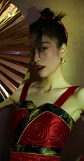 邂逅红衣小侠女，张雪迎执一红扇的古装扮相超美写真照片