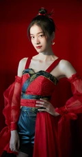 邂逅红衣小侠女，张雪迎执一红扇的古装扮相超美写真照片
