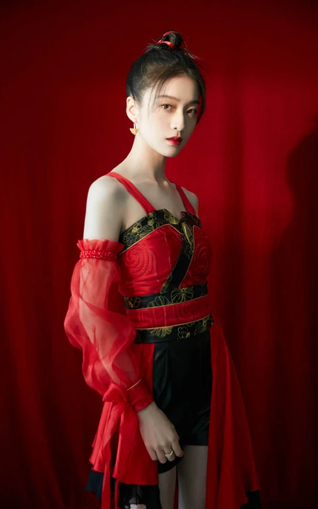 邂逅红衣小侠女，张雪迎执一红扇的古装扮相超美写真照片