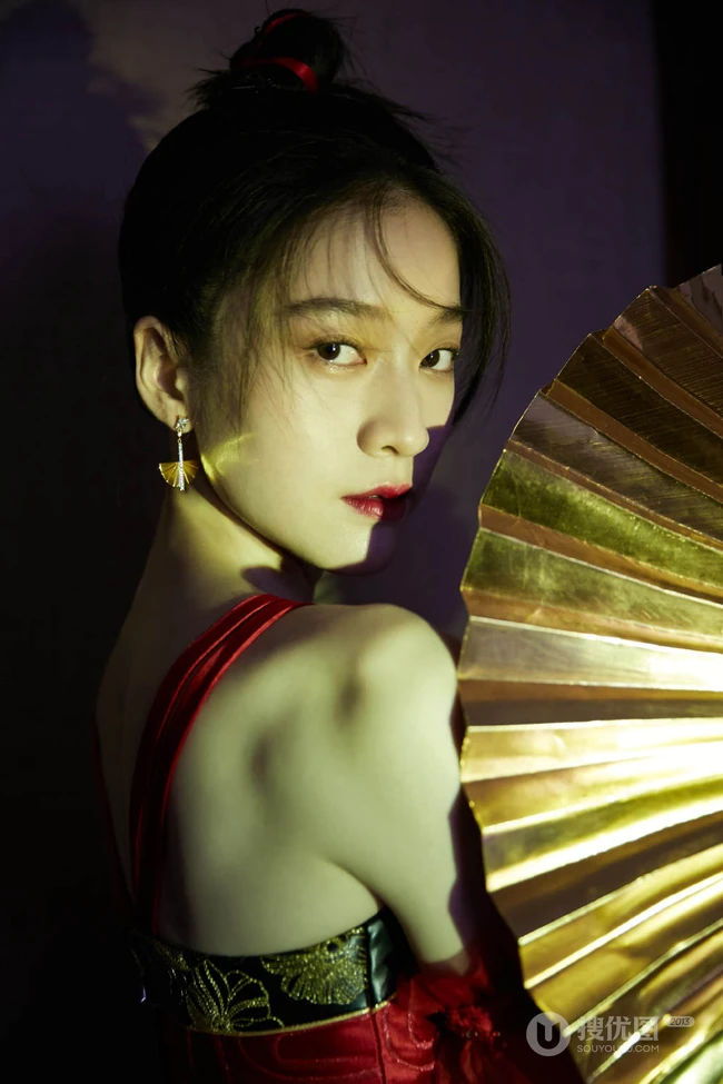 邂逅红衣小侠女，张雪迎执一红扇的古装扮相超美写真照片